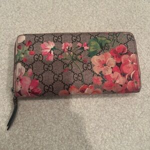 Gucci Blooms Ziparound Wallet with cards and dustbag EUC